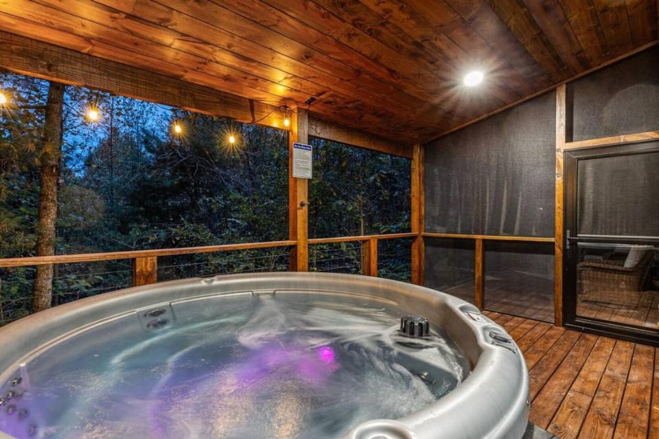 Anchor Point- Hot Tub, Firepit, Ping Pong House in Kentucky