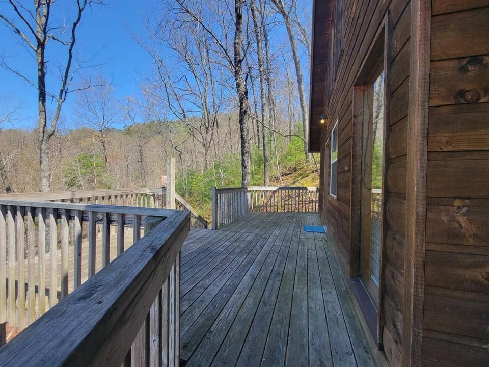 Mountain Rose- Hot Tub, Pool Table, Firepit House in Kentucky