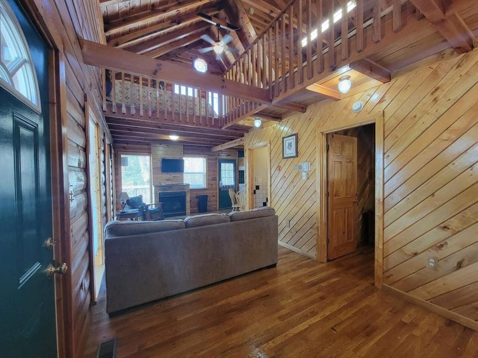 Mountain Rose- Hot Tub, Pool Table, Firepit House in Kentucky