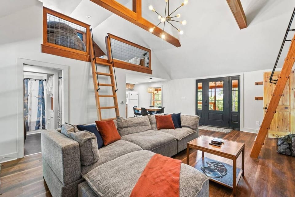 Furnace Mountain Retreat - Private Hot Tub, Ridgeline Views,10 Private Acres House in Kentucky