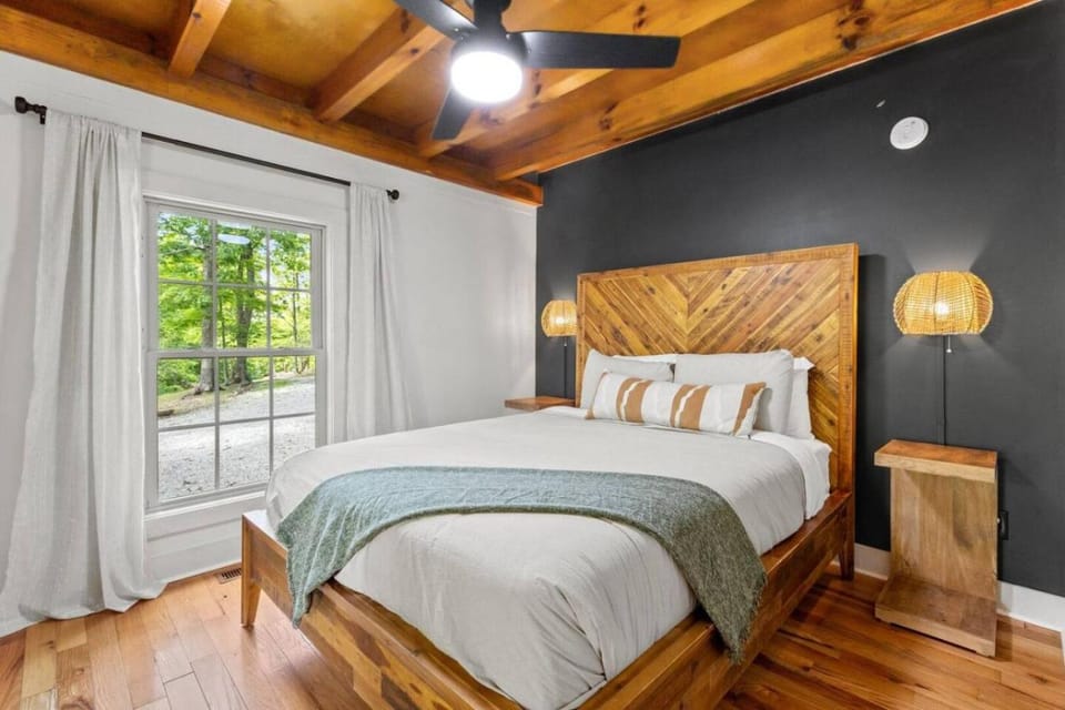 Furnace Mountain Retreat - Private Hot Tub, Ridgeline Views,10 Private Acres House in Kentucky