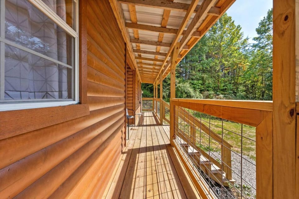 The Sit and Stay Cabin- Hot Tub, Firepit, WiFi Cabin in Kentucky