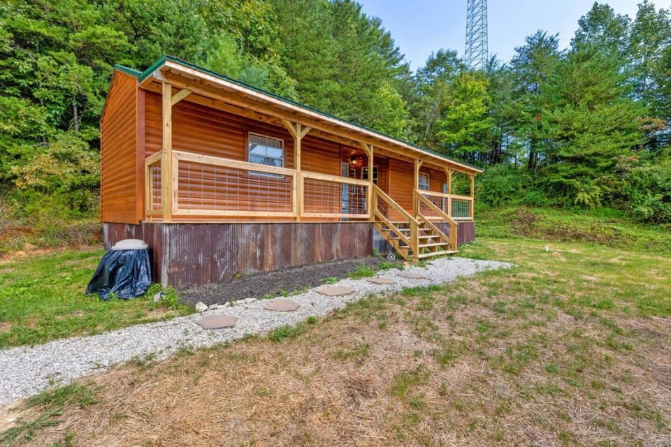 The Sit and Stay Cabin- Hot Tub, Firepit, WiFi Cabin in Kentucky
