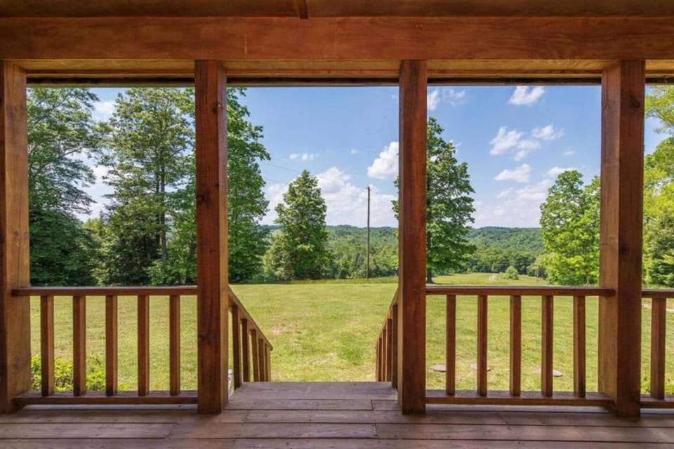 Heavenly Hideaway- Hot Tub, Firepit, Covered Patio House in Beattyville