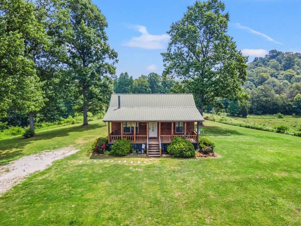 Heavenly Hideaway- Hot Tub, Firepit, Covered Patio House in Beattyville