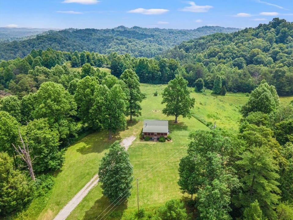 Heavenly Hideaway- Hot Tub, Firepit, Covered Patio House in Beattyville