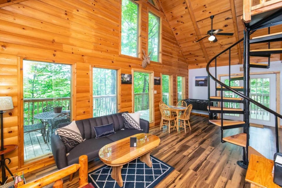 Gorgeous View Cabin-Pet Friendly, Hot Tub, Firepit Cabin in Kentucky