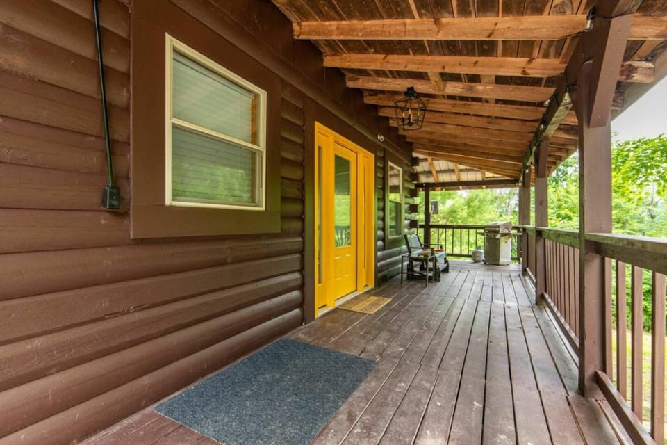 Pilot Point- Hot Tub, Pet Friendly, Firepit House in Kentucky