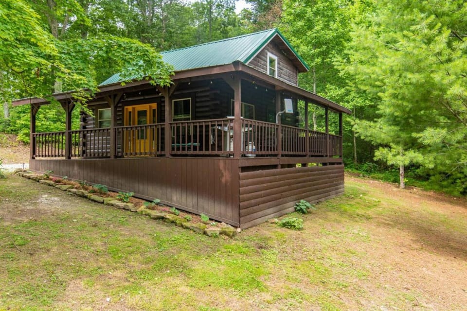 Pilot Point- Hot Tub, Pet Friendly, Firepit House in Kentucky