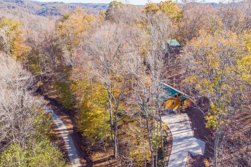 Cozy Canopy- Hot Tub, Firepit, Covered Deck, WiFi House in Kentucky