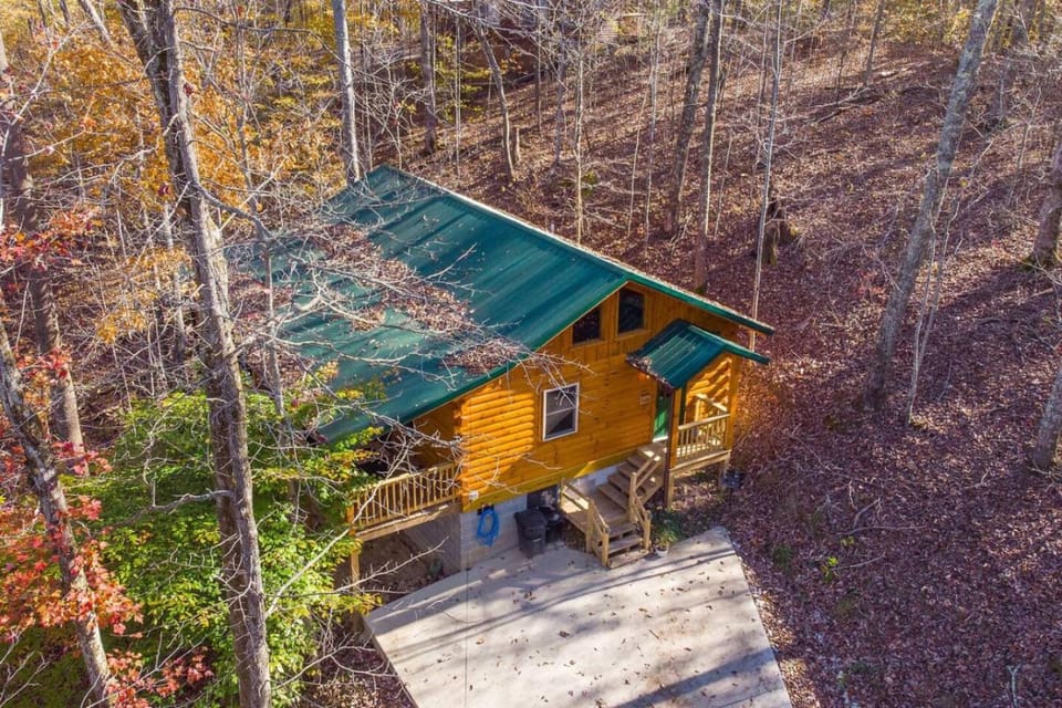 Cozy Canopy- Hot Tub, Firepit, Covered Deck, WiFi House in Kentucky