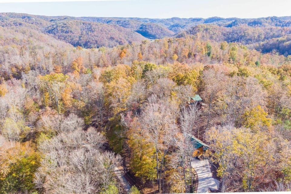 Cozy Canopy- Hot Tub, Firepit, Covered Deck, WiFi House in Kentucky