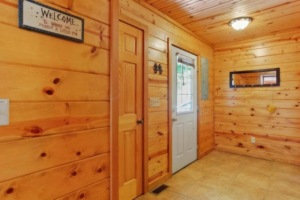 ManeStay- Pet Friendly, Hot Tub, Firepit House in Kentucky