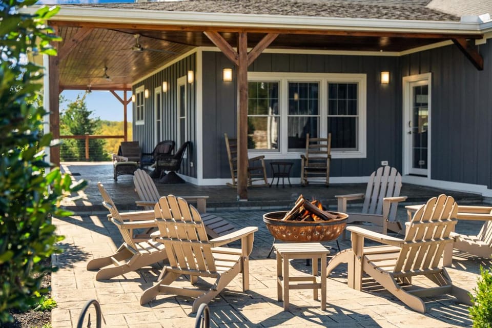 Calaboose Retreat- Hot Tub , Pool Table, Fireplace House in Kentucky