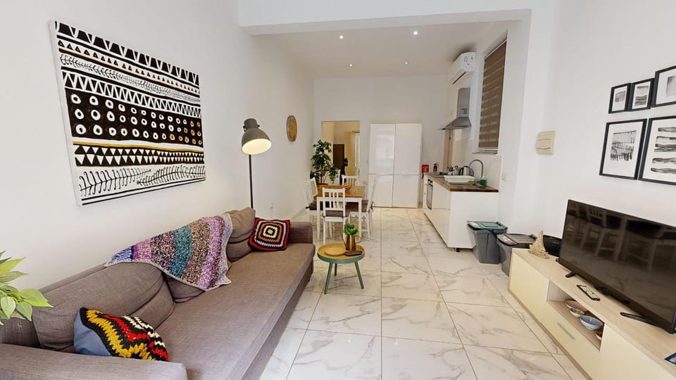 TV and multimedia, Kitchen or kitchenette, Living room, Seating area, Dining area