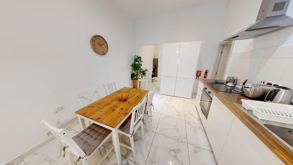 Kitchen or kitchenette, Dining area, oven, stove