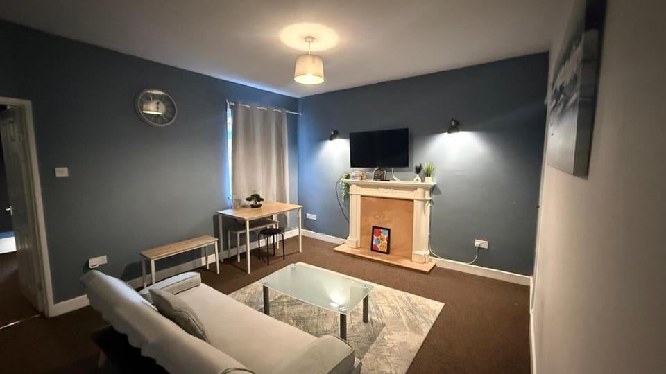 Spacious high street apartment, Sleeps 6 Apartment in North Warwickshire District