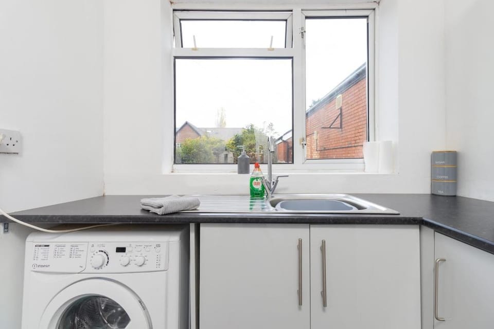 Spacious high street apartment, Sleeps 6 Apartment in North Warwickshire District