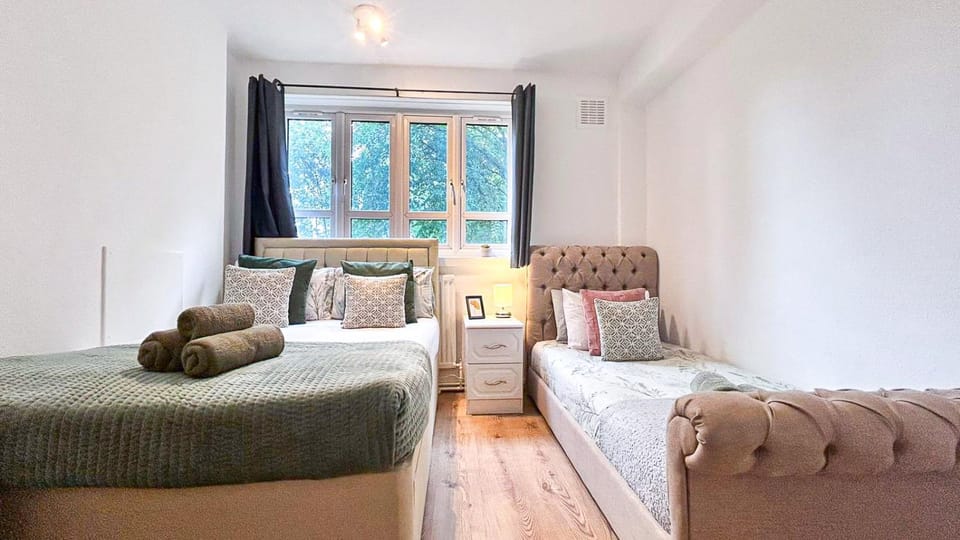 Property building, Bed, Photo of the whole room, Seating area, Bedroom, flat iron, hair dryier, heating, towels