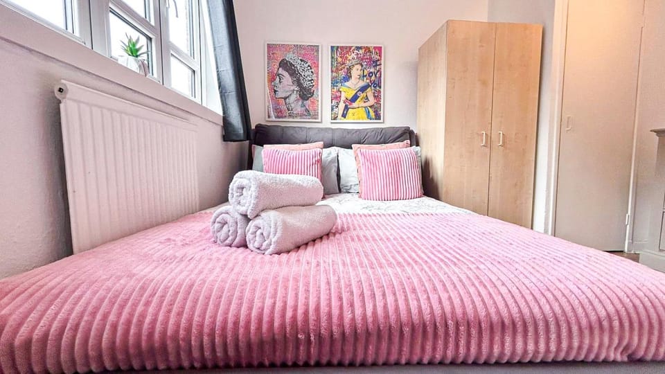 Bed, Photo of the whole room, Decorative detail, Bedroom, flat iron, hair dryier, heating, towels, wardrobe
