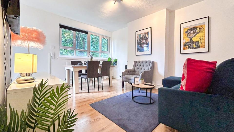 Property building, TV and multimedia, Living room, Decorative detail, Seating area, Dining area, heating, internet, storage