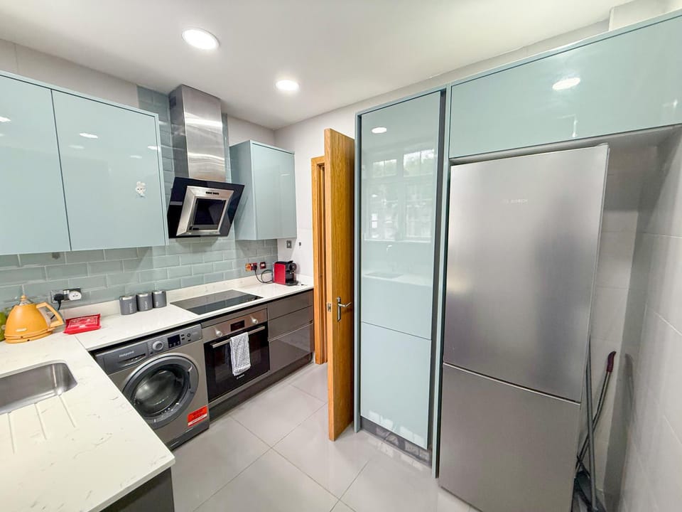 oven, storage, stove, washing machine, dryer, kitchen