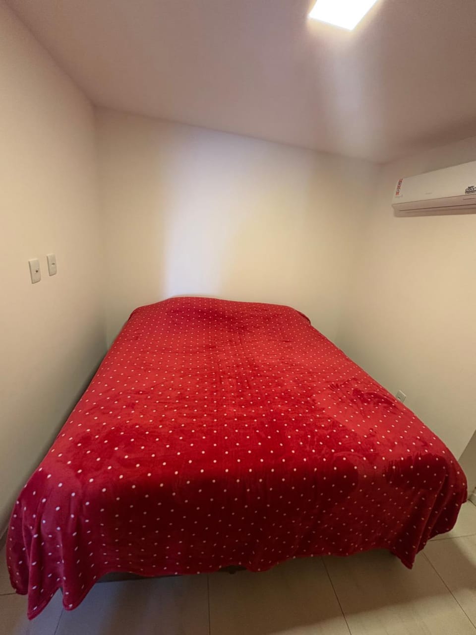 Bed, Photo of the whole room, Bedroom, air conditioner