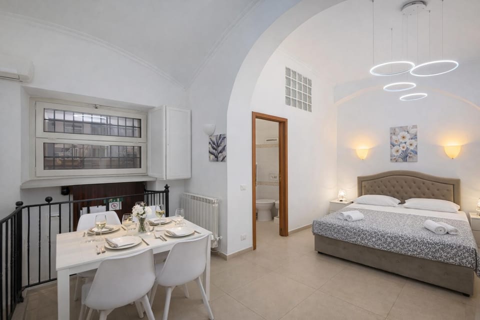 Bed, Photo of the whole room, Dining area, Bedroom, Food, towels
