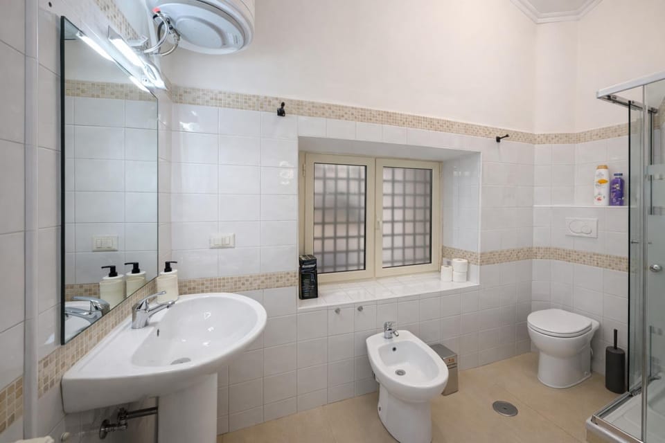 Shower, Toilet, Bathroom, bidet, towels