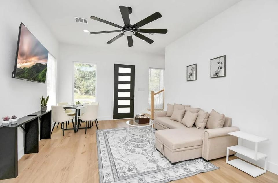 Luxe Houston Hotspot Minutes away from NRG Stadium, Med Center, Dtwn HTX Apartment in Harris County