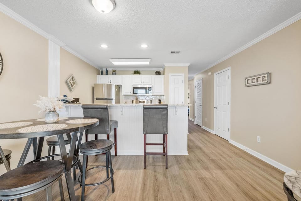 Coffee/tea facilities, Kitchen or kitchenette, Dining area, microwave, oven, stove