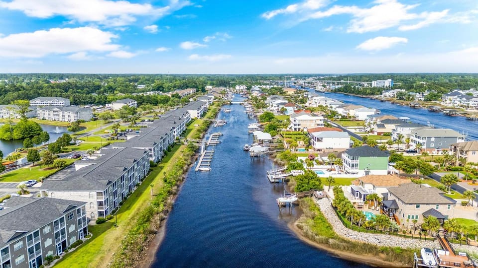Property building, Nearby landmark, Day, Neighbourhood, Natural landscape, Bird's eye view, City view, River view, Street view, Location