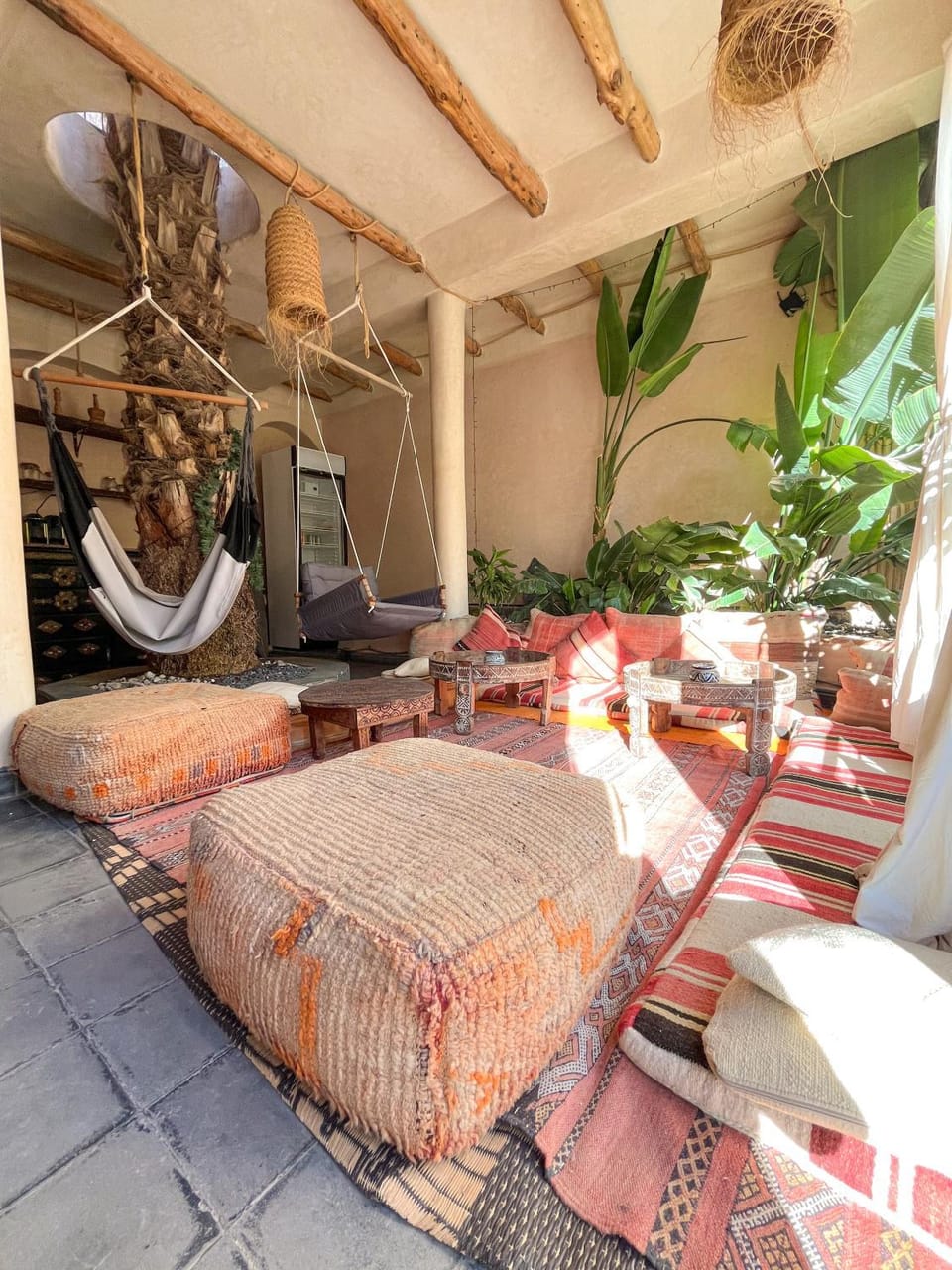 Day, Seating area