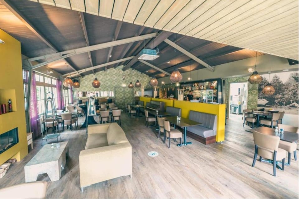 Restaurant/places to eat, Lounge or bar