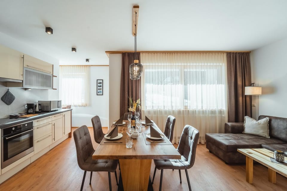 Kitchen or kitchenette, Living room, Seating area, Dining area, stove