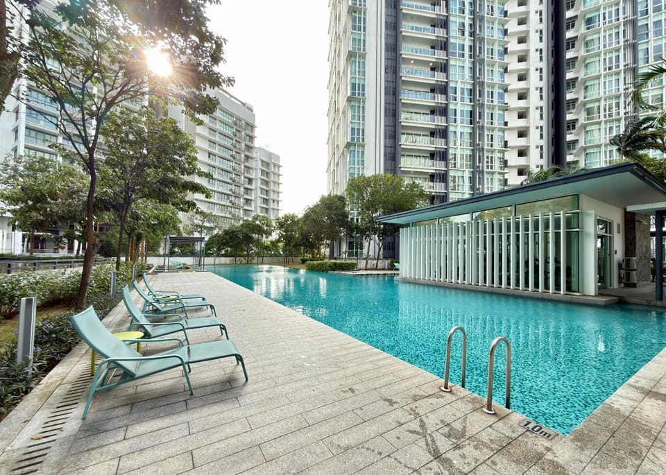 Property building, Day, Pool view, Swimming pool, Swimming pool, sunbed
