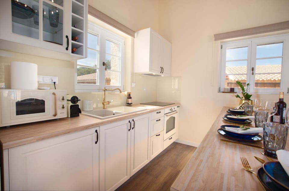 TV and multimedia, Kitchen or kitchenette, Dining area, kitchen, air conditioner