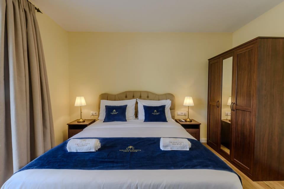 Bed, Bathroom, TV and multimedia, Bedroom, wardrobe, air conditioner