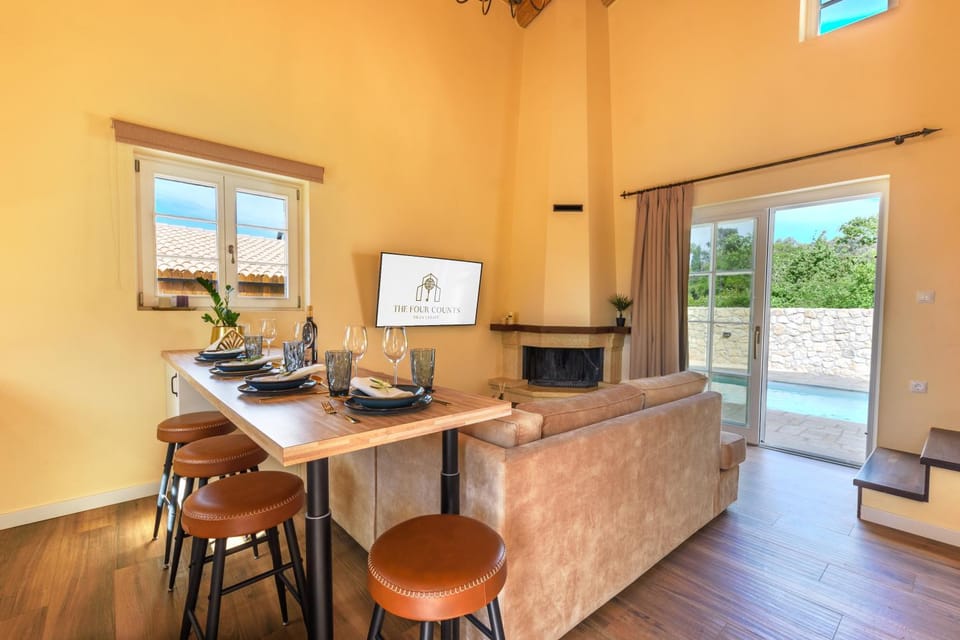 TV and multimedia, Kitchen or kitchenette, Living room, Dining area, fireplace, kitchen, air conditioner