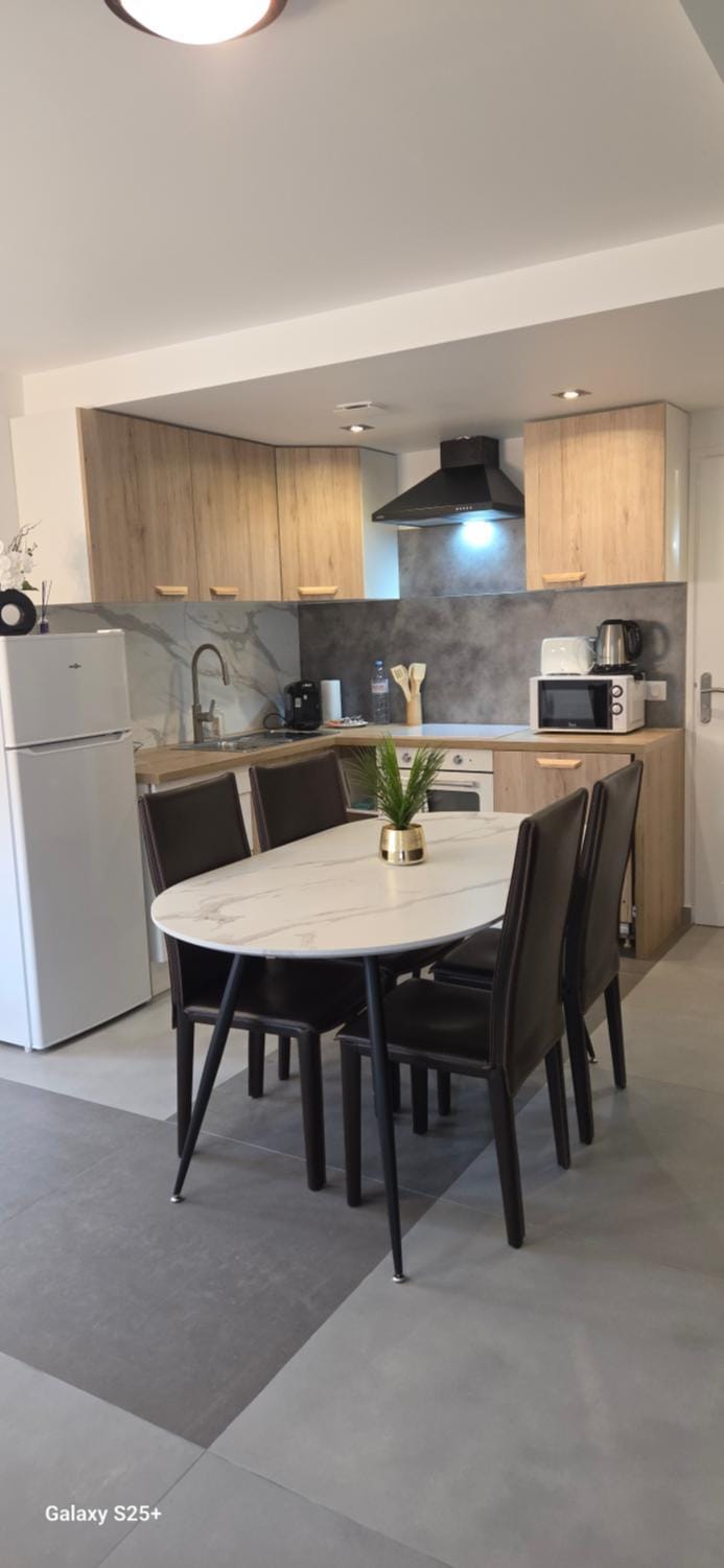 Dining area, oven, stove