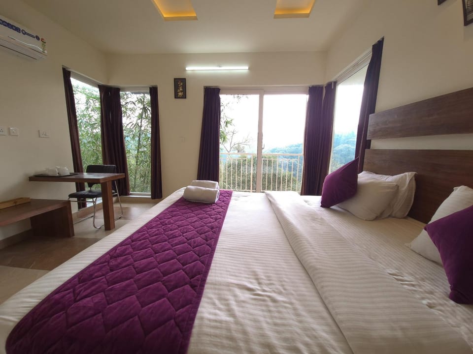 Bed, TV and multimedia, Photo of the whole room, air conditioner
