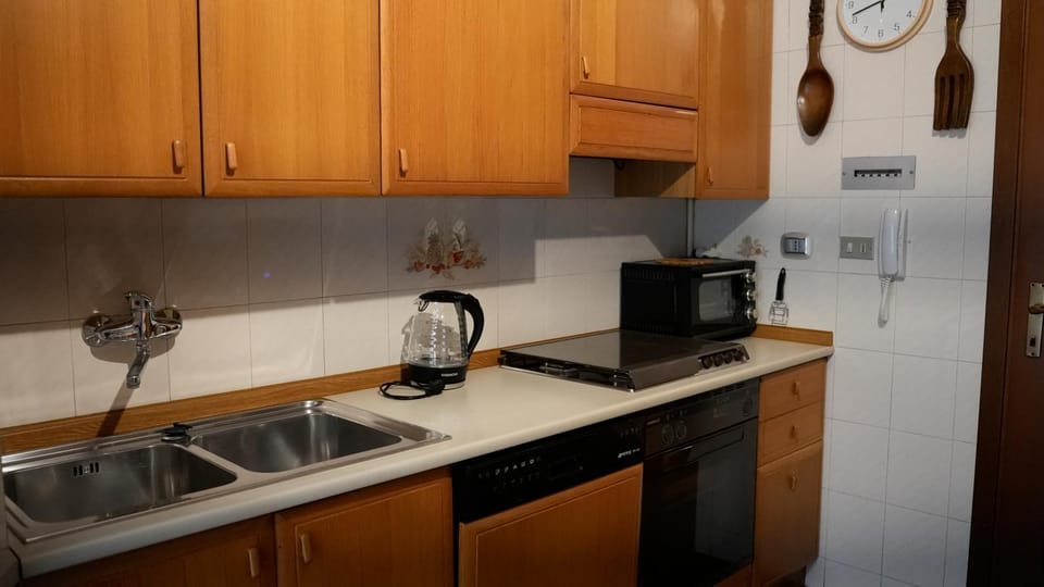 Coffee/tea facilities, Kitchen or kitchenette, dishwasher, stove