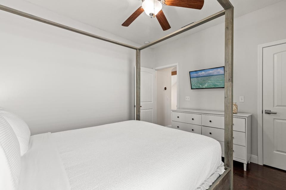 Bed, TV and multimedia, Bedroom, wardrobe