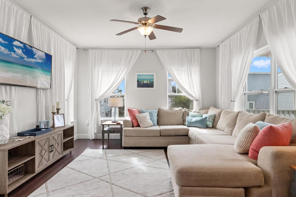 TV and multimedia, Living room, Decorative detail, Seating area