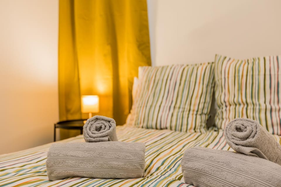 Bed, towels