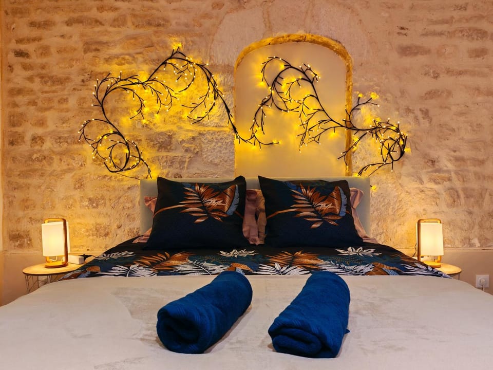 Bed, Photo of the whole room, Bedroom, towels