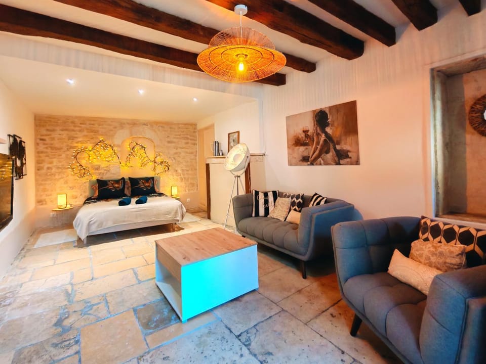 Bed, Living room, Photo of the whole room, Seating area, Bedroom