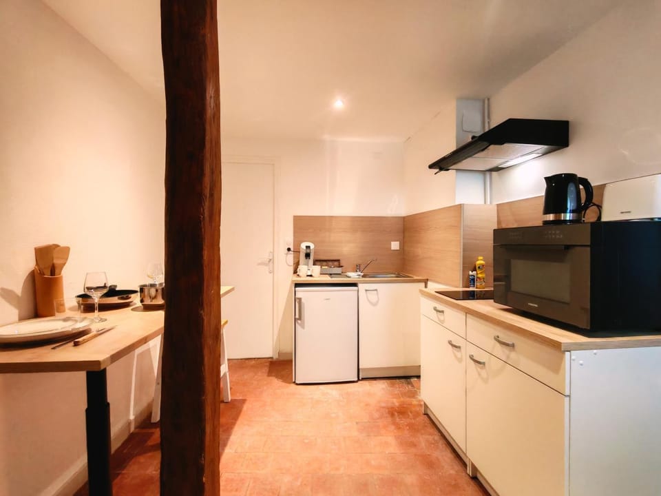 Coffee/tea facilities, Kitchen or kitchenette, oven, stove, toaster