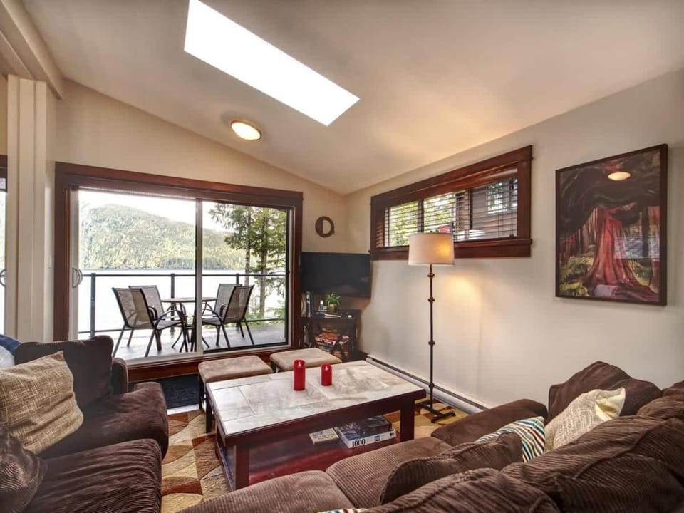 Hera's Cove - Oceanfront Oasis - Pet Friendly House in Cowichan Valley