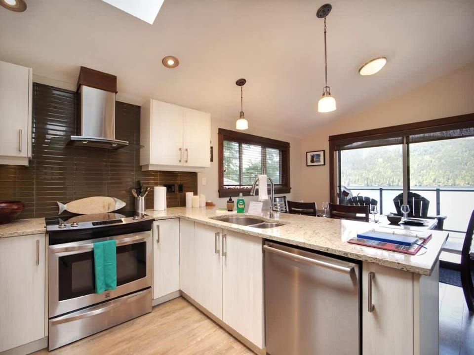 Hera's Cove - Oceanfront Oasis - Pet Friendly House in Cowichan Valley